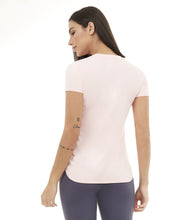 Charger l&#39;image dans la galerie, Model Back: Alto Giro Fitness Haut T-Shirt Skin Fit Alongada Gola V Rosa Respire
