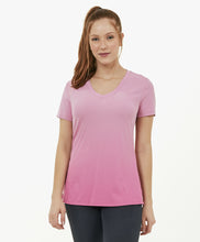 Laden Sie das Bild in den Galerie-Viewer, Model Front: Alto Giro Fitness Haut T-Shirt Skin Fit Degrade Rosa Mauve
