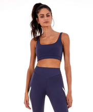 Carica l&#39;immagine nel visualizzatore di Gallery, Model Front: Alto Giro Fitness Haut Top Blackout Costas Regata Cinza Odyssey
