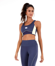 Carica l&#39;immagine nel visualizzatore di Gallery, Model Front: Alto Giro Fitness Haut Top Blackout Recorte Tela Cinza Odyssey
