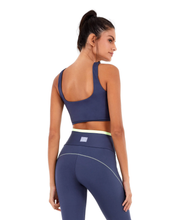 Carica l&#39;immagine nel visualizzatore di Gallery, Model Back: Alto Giro Fitness Haut Top Blackout Recorte Tela Cinza Odyssey
