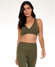 Charger l&#39;image dans la galerie, Model Front: Alto Giro Fitness Haut Top Hyper Costas Nadador Verde Olive
