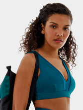 Laden Sie das Bild in den Galerie-Viewer, Model Front: Alto Giro Fitness Haut Top Up Co2 Com Recortes Atlanta Azul
