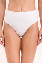 Laden Sie das Bild in den Galerie-Viewer, Bottom Memphis-White Hotpants
