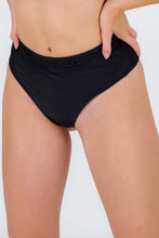 Charger l&#39;image dans la galerie, Bottom Shimmer-Black Hotpants
