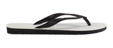 Laden Sie das Bild in den Galerie-Viewer, Model Front: Havaianas Tongs Tradicional Black
