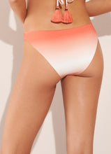 Laden Sie das Bild in den Galerie-Viewer, Model Back: Maaji Bas Bottom Sunrise Flirt Rocks
