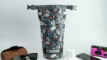 Carica e avvia il video nel visualizzatore di galleria, Video: Feelfree Sac De Plage Dry Tube 1,5L Tropical Mid Night Blue
