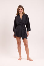 Laden Sie das Bild in den Galerie-Viewer, Model Front: Rio De Sol Vêtement De Plage Black Kimono
