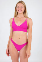 Laden Sie das Bild in den Galerie-Viewer, Model Front: Rio De Sol Bas Bottom Cotele-Amaranto Essential-Comfy
