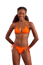 Laden Sie das Bild in den Galerie-Viewer, Model Front: Rio De Sol Bas Bottom Dots-Orange Frufru-Fio
