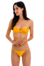 Laden Sie das Bild in den Galerie-Viewer, Model Front: Rio De Sol Bas Bottom Eden-Pequi Cheeky-Fixa
