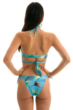 Laden Sie das Bild in den Galerie-Viewer, Model Back: Rio De Sol Bas Bottom Flower Geometric Transp Comfort

