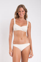 Carica l&#39;immagine nel visualizzatore di Gallery, Model Front: Rio De Sol Bas Bottom Malibu-Natural Essential-Comfy
