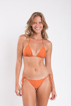 Laden Sie das Bild in den Galerie-Viewer, Model Front: Rio De Sol Bas Bottom Ocre Ibiza-Comfy
