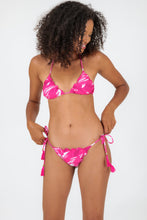 Laden Sie das Bild in den Galerie-Viewer, Model Front: Rio De Sol Bas Bottom Pink-Palms Frufru-Comfy
