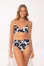 Laden Sie das Bild in den Galerie-Viewer, Model Front: Rio De Sol Bas Bottom Poppy Hotpants
