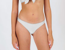 Carica l&#39;immagine nel visualizzatore di Gallery, Gallery: Rio De Sol Bas Bottom Shimmer-White Essential
