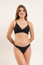 Laden Sie das Bild in den Galerie-Viewer, Model Front: Rio De Sol Bas Bottom Touch-Black Essential

