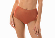 Laden Sie das Bild in den Galerie-Viewer, Model Front: Rio De Sol Bas Calcinha Radiante Canela Hot Pant

