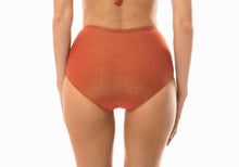 Laden Sie das Bild in den Galerie-Viewer, Model Back: Rio De Sol Bas Calcinha Radiante Canela Hot Pant
