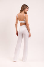 Carica l&#39;immagine nel visualizzatore di Gallery, Model Back: Rio De Sol Pantalon De Plage Memphis-White Pants Lana
