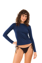 Charger l&#39;image dans la galerie, Model Front: Rio De Sol Haut Navy Rash-Guard
