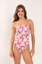 Laden Sie das Bild in den Galerie-Viewer, Model Front: Rio De Sol Une Pièce Pua-Hibiscus Aloha
