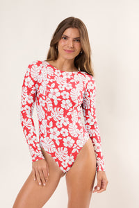 Model Front: Rio De Sol Une Pièce Pua-Hibiscus Surf