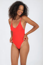 Laden Sie das Bild in den Galerie-Viewer, Model Front: Rio De Sol Une Pièce Rouge Hype
