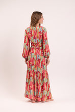 Carica l&#39;immagine nel visualizzatore di Gallery, Model Back: Rio De Sol Vêtement De Plage Sea-Bloom Long Dress Verona
