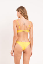 Laden Sie das Bild in den Galerie-Viewer, Model Back: Rio De Sol Ensemble Set Amarelo Bandeau-Crispy Cheeky-Crispy
