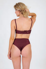 Laden Sie das Bild in den Galerie-Viewer, Model Back: Rio De Sol Ensemble Set Barolo Bandeau-Reto Hotpants
