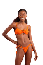 Laden Sie das Bild in den Galerie-Viewer, Model Front: Rio De Sol Ensemble Set Dots-Orange Balconet-Tie Pipa
