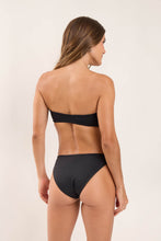 Laden Sie das Bild in den Galerie-Viewer, Model Back: Rio De Sol Ensemble Set Lava Lani Waikiki

