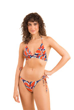 Laden Sie das Bild in den Galerie-Viewer, Model Front: Rio De Sol Ensemble Set Leaves Tri-Cos Cheeky-Micro
