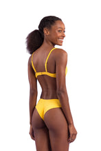 Laden Sie das Bild in den Galerie-Viewer, Model Back: Rio De Sol Ensemble Set Malibu-Yellow Balconet Ciao
