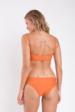 Carica l&#39;immagine nel visualizzatore di Gallery, Model Back: Rio De Sol Ensemble Set Ocre Bandeau-Reto Madrid
