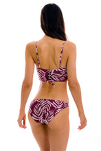Laden Sie das Bild in den Galerie-Viewer, Model Back: Rio De Sol Ensemble Set Palms-Vine Balconet-Anna Comfy
