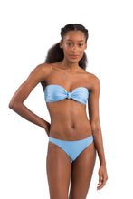Laden Sie das Bild in den Galerie-Viewer, Model Front: Rio De Sol Ensemble Set Shimmer-Baltic-Sea Bandeau-Joy Essential
