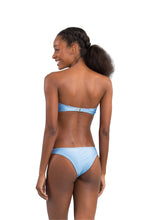 Laden Sie das Bild in den Galerie-Viewer, Model Back: Rio De Sol Ensemble Set Shimmer-Baltic-Sea Bandeau-Joy Essential
