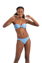 Laden Sie das Bild in den Galerie-Viewer, Image 08: Rio De Sol Ensemble Set Shimmer-Baltic-Sea Bandeau-Joy Essential
