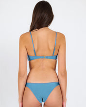 Laden Sie das Bild in den Galerie-Viewer, Image 06: Rio De Sol Ensemble Set Shimmer-Baltic-Sea Bandeau-Knot Essential
