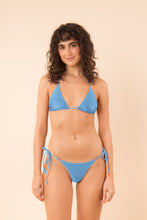 Laden Sie das Bild in den Galerie-Viewer, Model Front: Rio De Sol Ensemble Set Shimmer-Baltic-Sea Tri-Inv Cheeky-Tie

