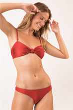 Laden Sie das Bild in den Galerie-Viewer, Image 02: Rio De Sol Ensemble Set Shimmer-Liquor Bandeau-Joy Essential
