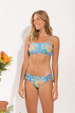 Laden Sie das Bild in den Galerie-Viewer, Model Front: Rio De Sol Ensemble Set Treetop Bandeau-Reto Madrid
