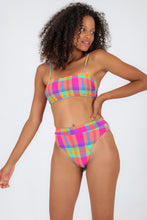 Charger l&#39;image dans la galerie, Model Front: Rio De Sol Ensemble Set Tulip-Garden Bandeau-Reto Hotpant-Cos
