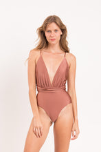 Laden Sie das Bild in den Galerie-Viewer, Model Front: Rio De Sol Une Pièce Shimmer-Copper New Vegas

