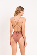 Laden Sie das Bild in den Galerie-Viewer, Model Back: Rio De Sol Une Pièce Shimmer-Copper New Vegas
