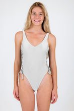 Carica l&#39;immagine nel visualizzatore di Gallery, Model Front: Rio De Sol Une Pièce Shimmer-White Zoe
